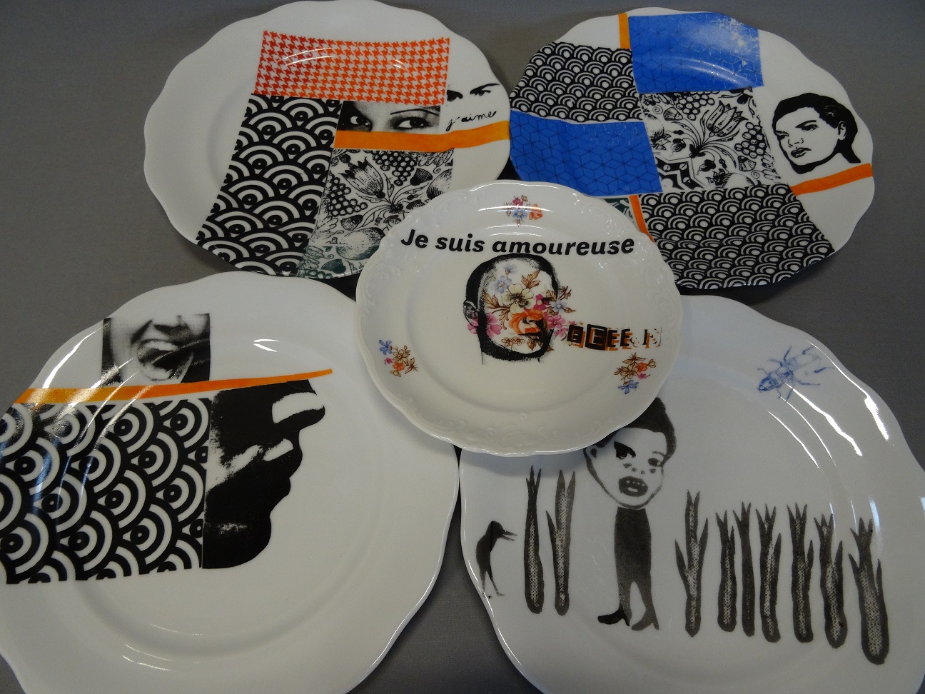 Pięć talerzy z wzorami naniesionymi metodą kalkomanii. 