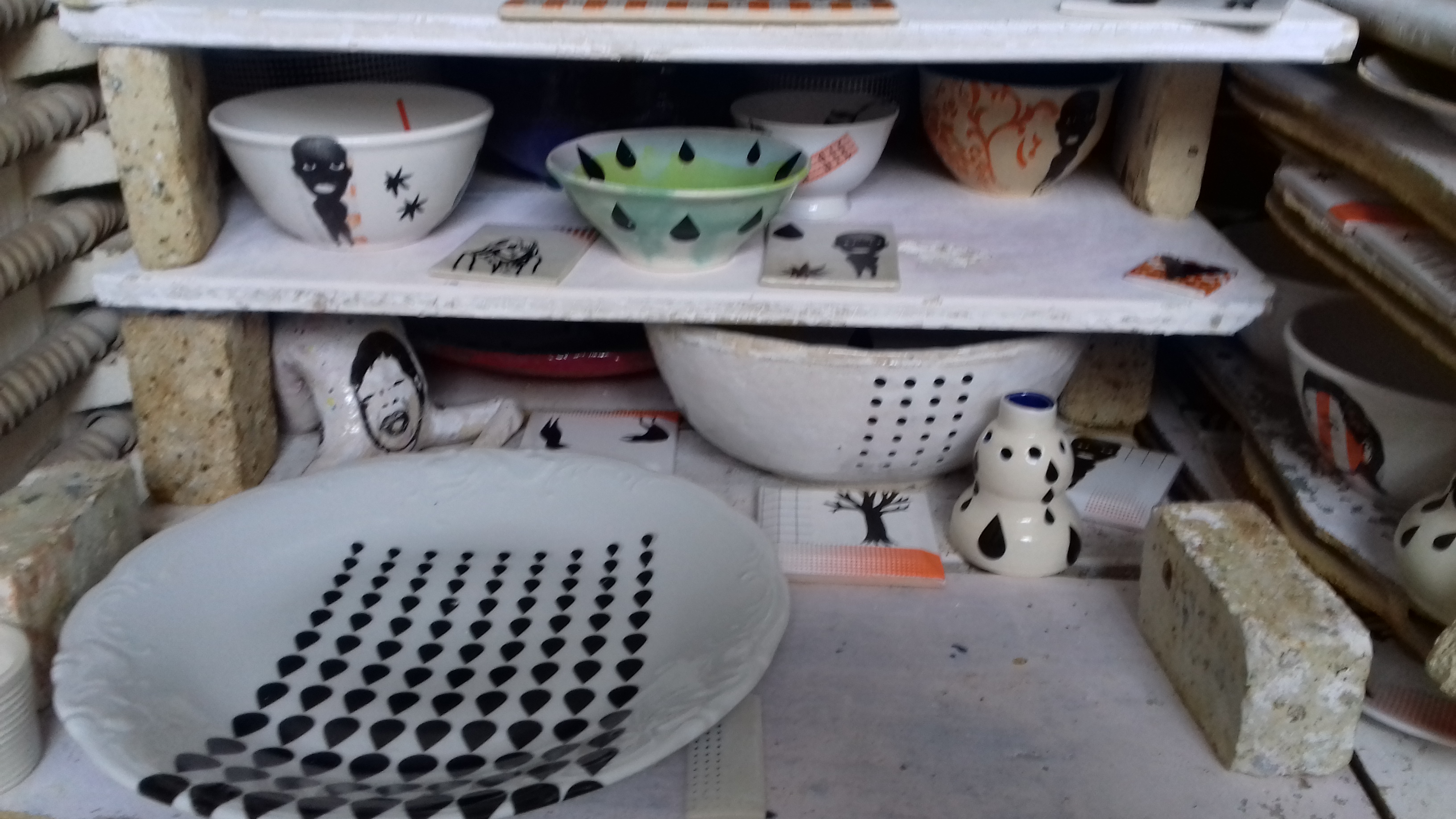 Naczynia z wzorami naniesionymi metodą kalkomanii w piecu ceramicznym