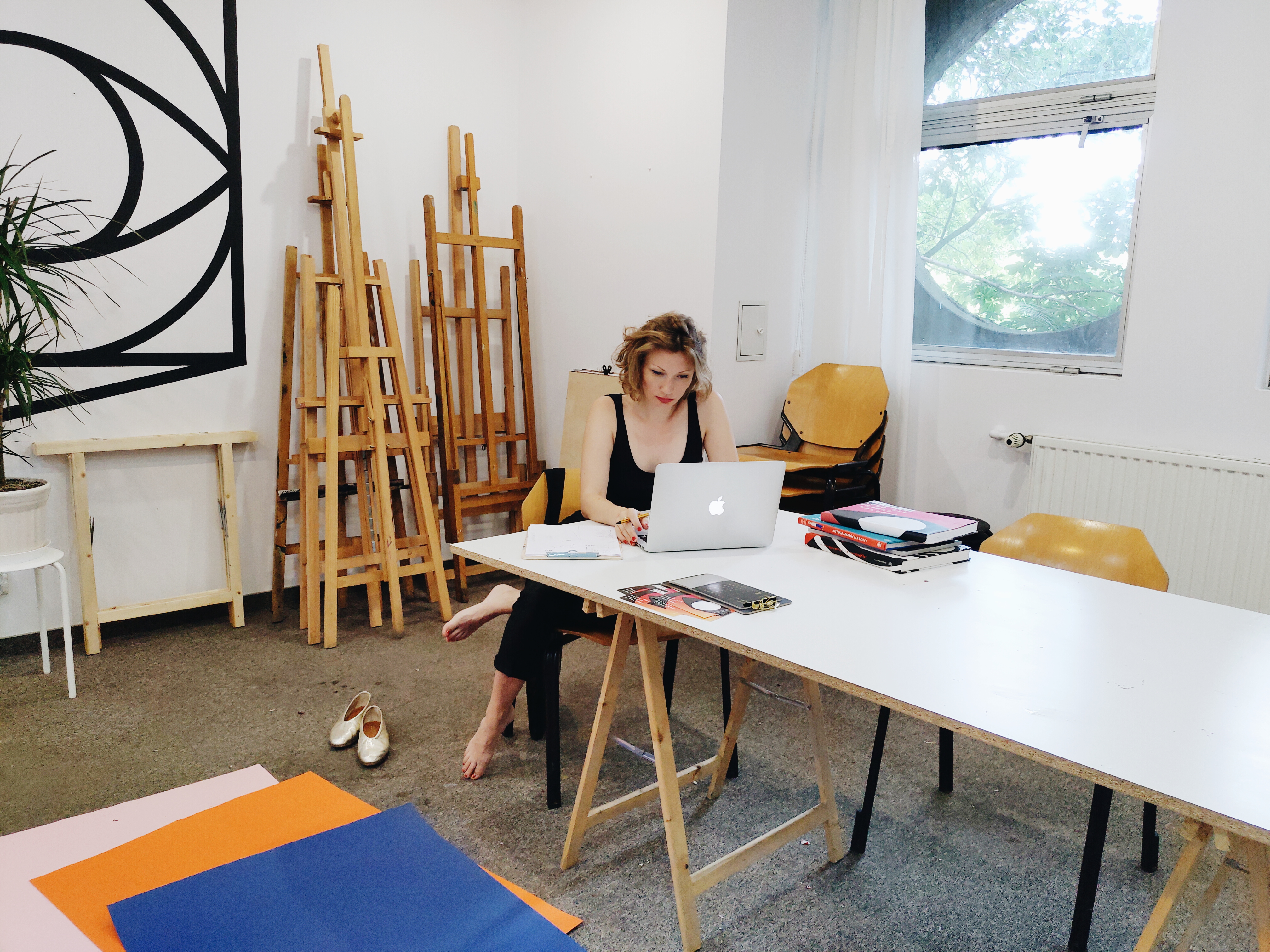 Ewa Zwarycz przygotowuje zajęcia rysunku i malunku na sezon jesienny 